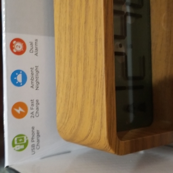 Window Clock with USB Charger - Capello - Picture 3 of 8